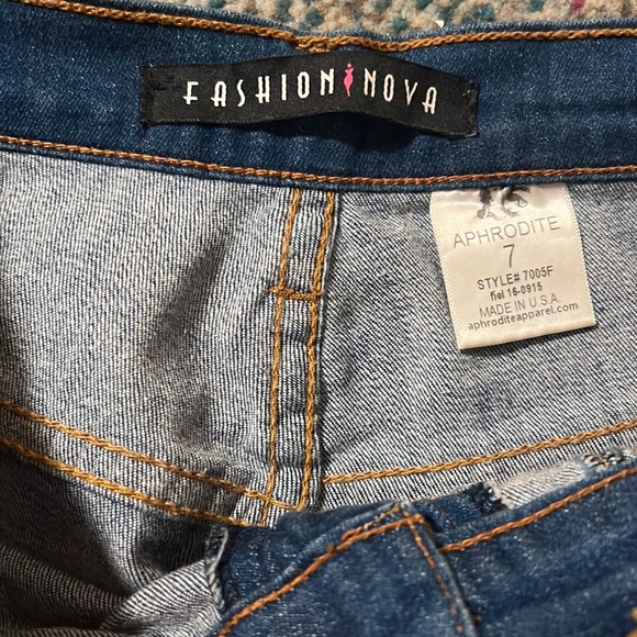 High Rise Fashionnova Aphrodite shorts - Picture 2 of 4